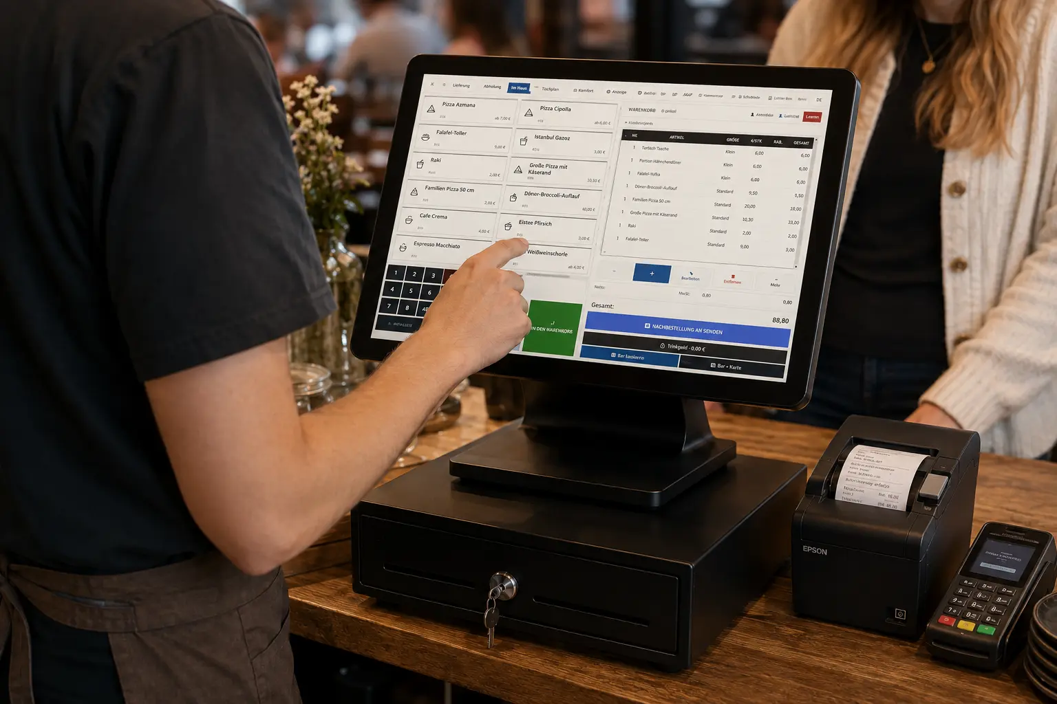 Restaurantmitarbeiter bedient die POSLAB Touch-Kasse mit Bondrucker, Kassenschublade und Kartenterminal